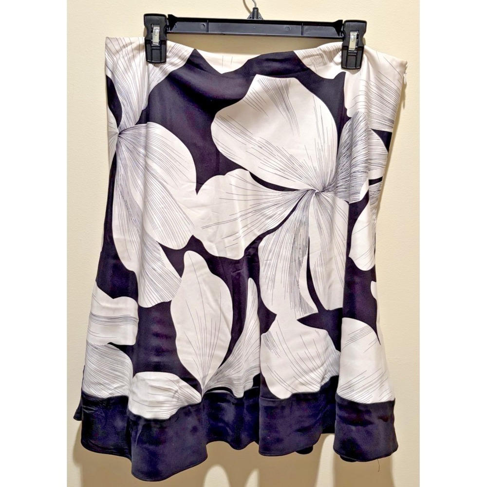 White House Black Market Size 12 skirt black and white floral print